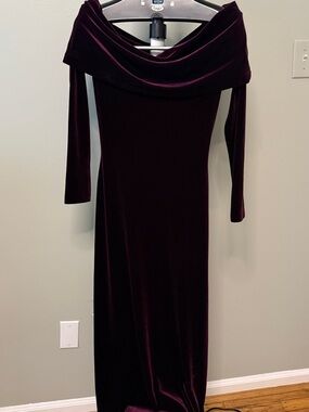 Alexia Admor Off-Shoulder Velvet Maxi Dress in Deep Plum